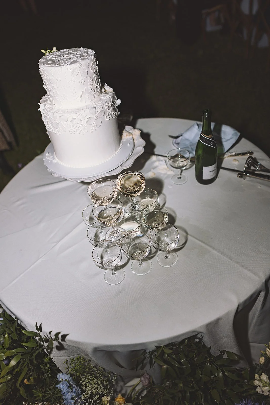 Wedding cake and champagne glasses on a table